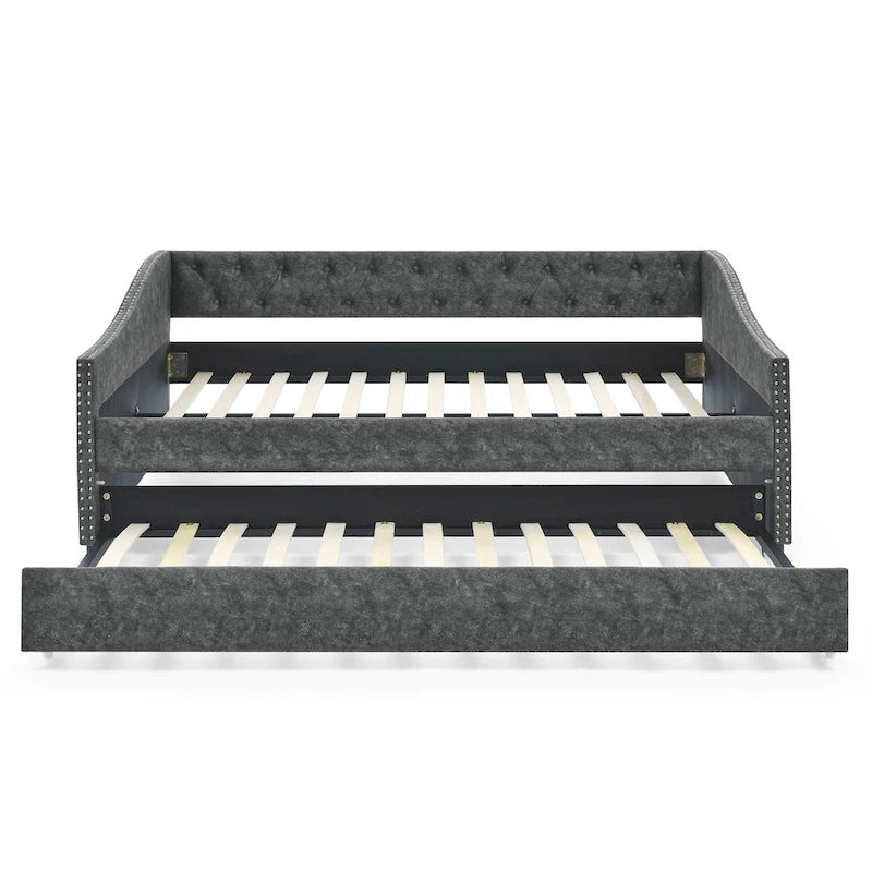 Lit de jour double avec lit gigogne simple, canapé-lit capitonné, avec bouton au dos et clous en cuivre sur les accoudoirs ondulés