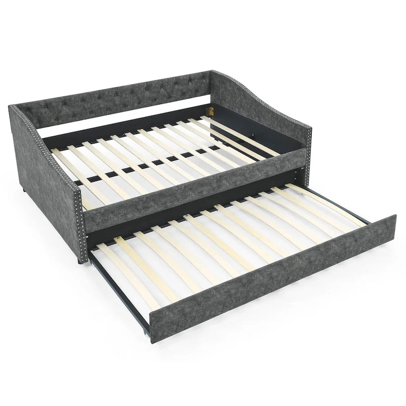 Lit de jour double avec lit gigogne simple, canapé-lit capitonné, avec bouton au dos et clous en cuivre sur les accoudoirs ondulés