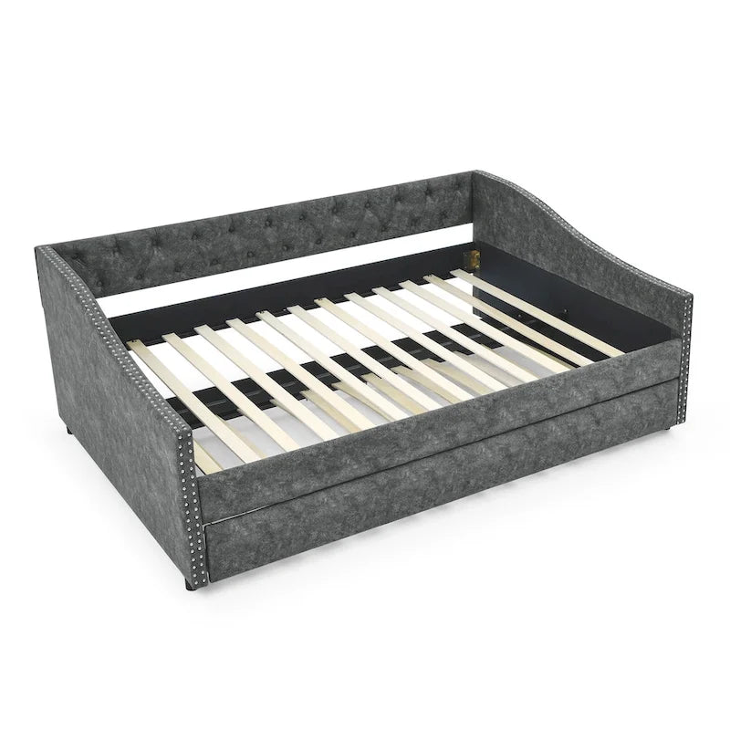 Lit de jour double avec lit gigogne simple, canapé-lit capitonné, avec bouton au dos et clous en cuivre sur les accoudoirs ondulés