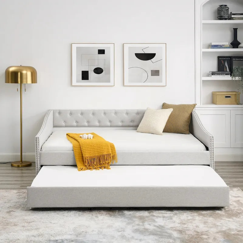 Lit de jour double avec lit gigogne simple, canapé-lit capitonné, avec bouton au dos et clous en cuivre sur les accoudoirs ondulés