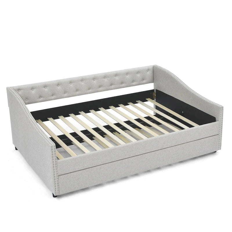 Lit de jour double avec lit gigogne simple, canapé-lit capitonné, avec bouton au dos et clous en cuivre sur les accoudoirs ondulés