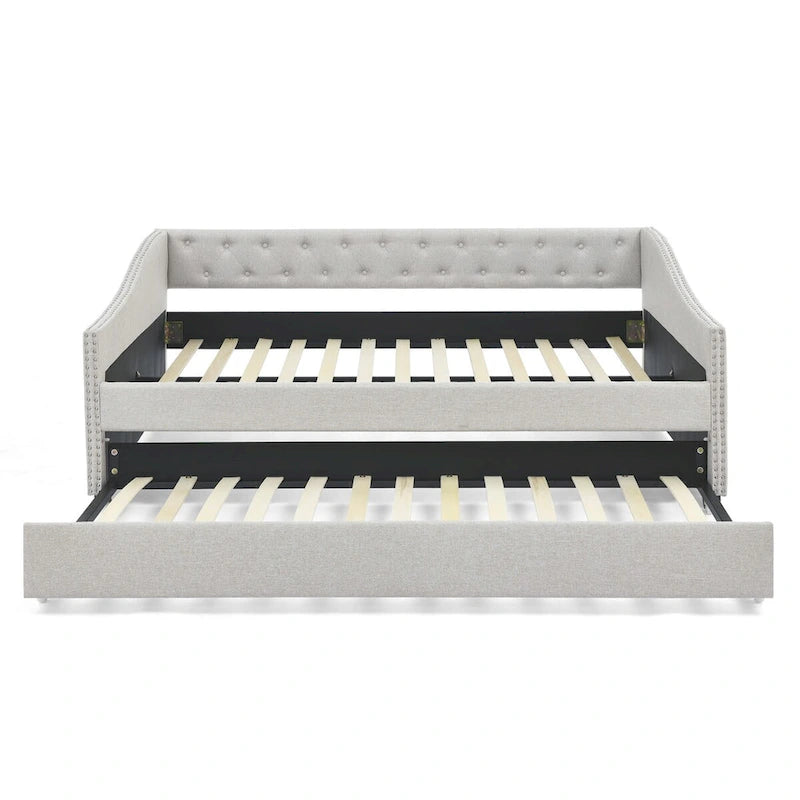 Lit de jour double avec lit gigogne simple, canapé-lit capitonné, avec bouton au dos et clous en cuivre sur les accoudoirs ondulés