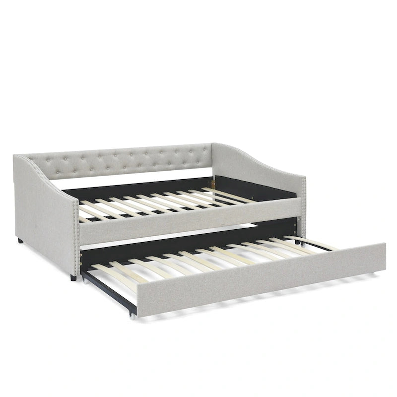 Lit de jour double avec lit gigogne simple, canapé-lit capitonné, avec bouton au dos et clous en cuivre sur les accoudoirs ondulés