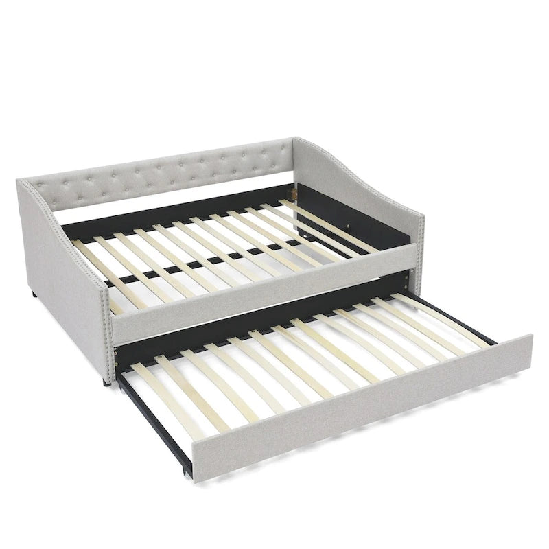 Lit de jour double avec lit gigogne simple, canapé-lit capitonné, avec bouton au dos et clous en cuivre sur les accoudoirs ondulés