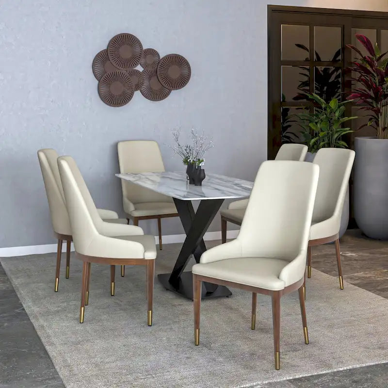 Chaise de salle à manger en cuir rembourré avec structure en bois d'hévéa, dossier haut et pieds dorés pour salon