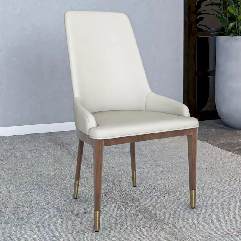 Chaise de salle à manger en cuir rembourré avec structure en bois d'hévéa, dossier haut et pieds dorés pour salon