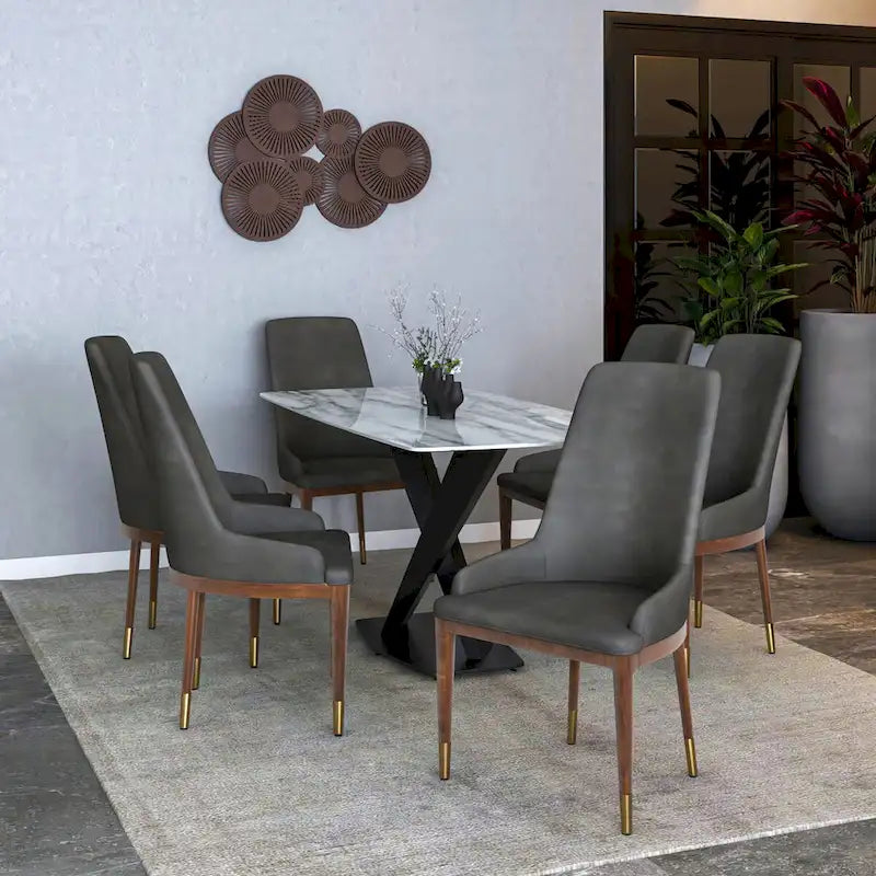 Chaise de salle à manger en cuir rembourré avec structure en bois d'hévéa, dossier haut et pieds dorés pour salon