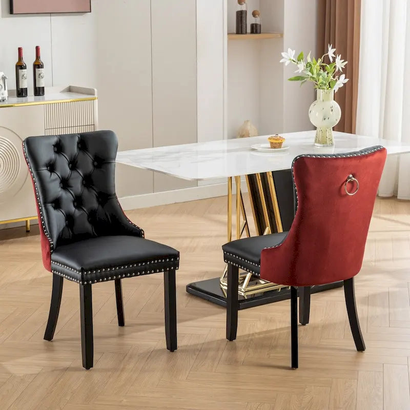 Chaise de salle à manger contemporaine haut de gamme, capitonnée et rembourrée, ornée de clous décoratifs.