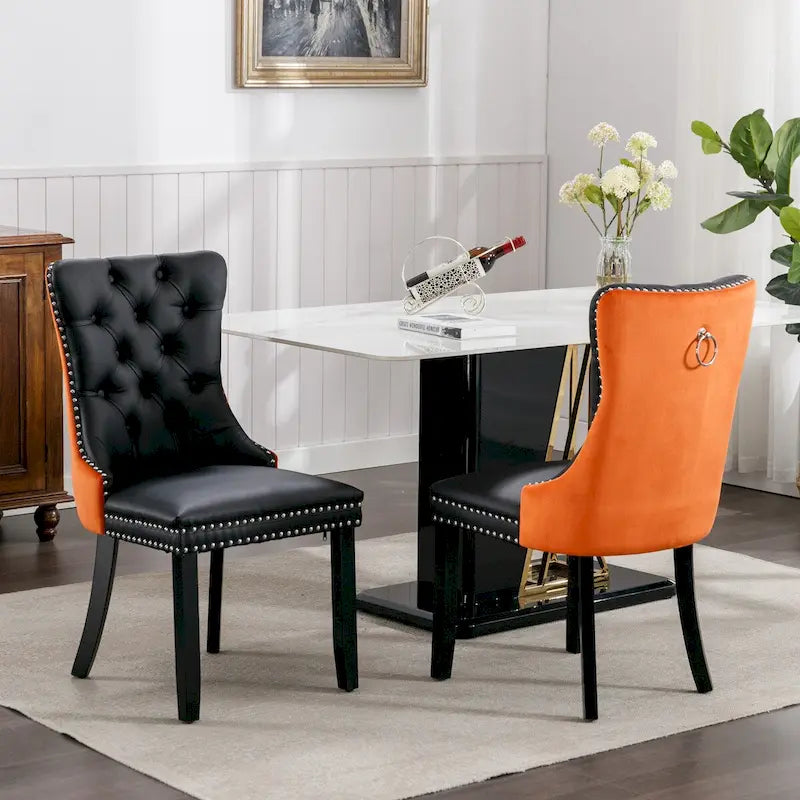 Chaise de salle à manger contemporaine haut de gamme, capitonnée et rembourrée, ornée de clous décoratifs.