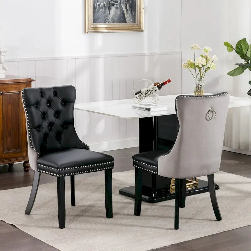 Chaise de salle à manger contemporaine haut de gamme, capitonnée et rembourrée, ornée de clous décoratifs.