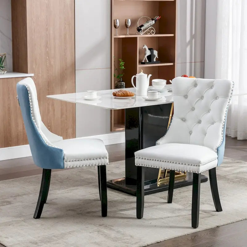 Chaise de salle à manger contemporaine haut de gamme, capitonnée et rembourrée, ornée de clous décoratifs.
