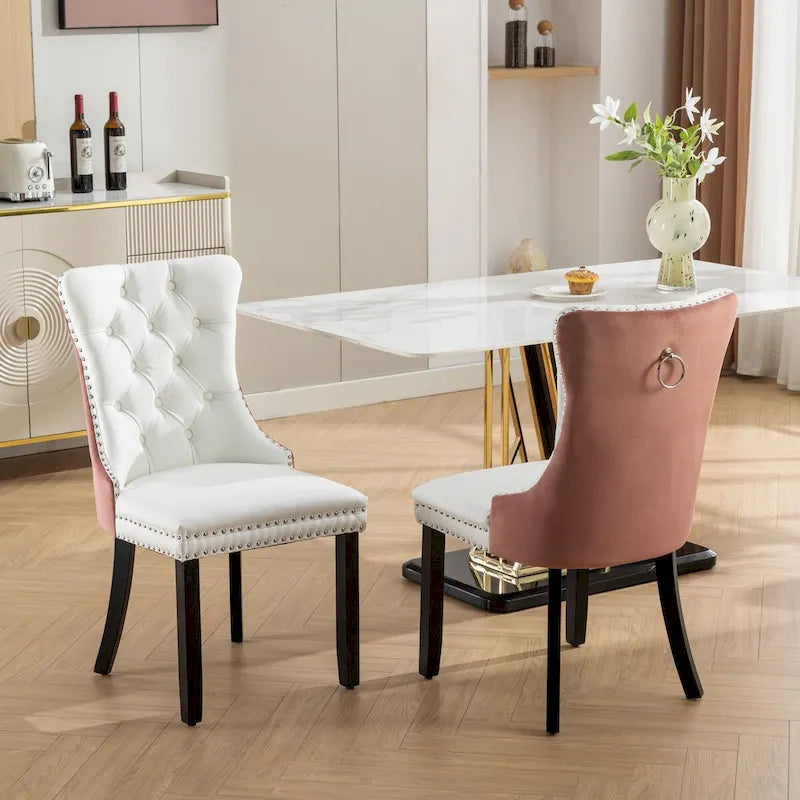 Chaise de salle à manger contemporaine haut de gamme, capitonnée et rembourrée, ornée de clous décoratifs.