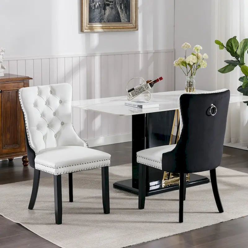 Chaise de salle à manger contemporaine haut de gamme, capitonnée et rembourrée, ornée de clous décoratifs.