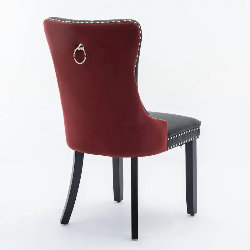 Chaise de salle à manger contemporaine haut de gamme, capitonnée et rembourrée, ornée de clous décoratifs.