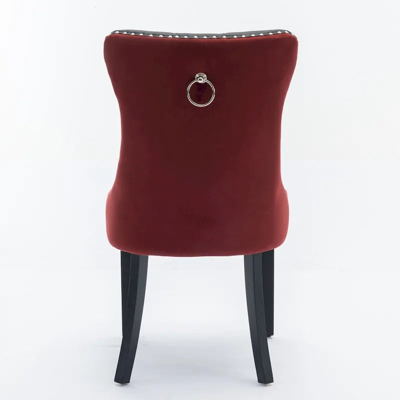 Chaise de salle à manger contemporaine haut de gamme, capitonnée et rembourrée, ornée de clous décoratifs.