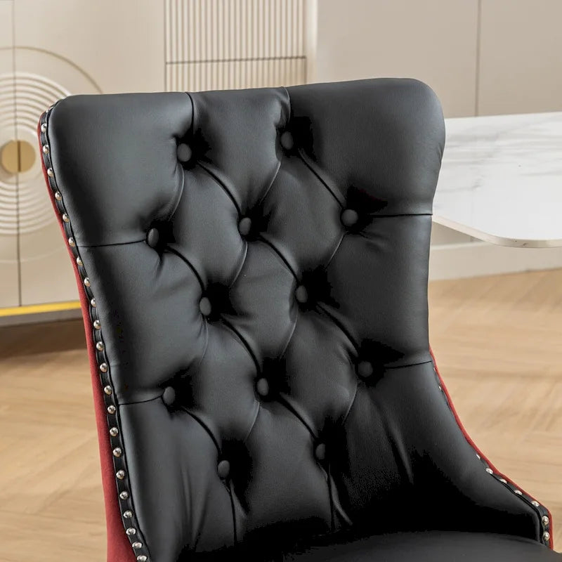 Chaise de salle à manger contemporaine haut de gamme, capitonnée et rembourrée, ornée de clous décoratifs.