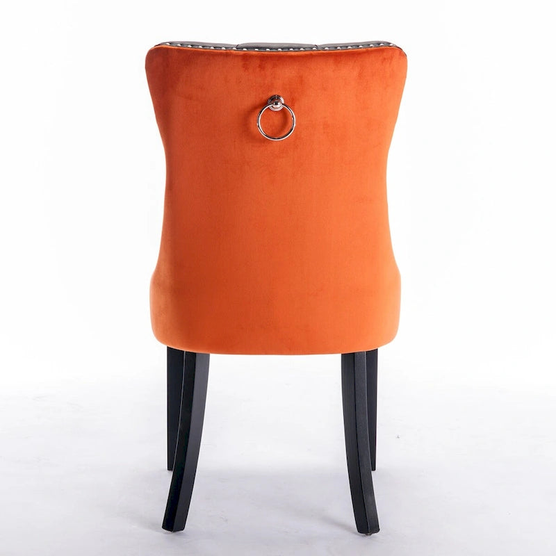 Chaise de salle à manger contemporaine haut de gamme, capitonnée et rembourrée, ornée de clous décoratifs.