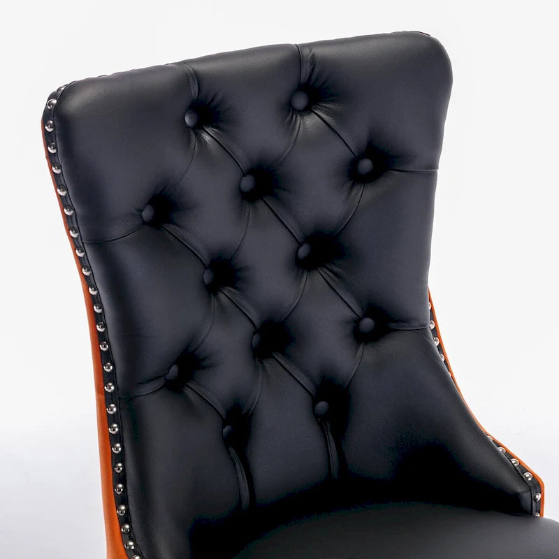 Chaise de salle à manger contemporaine haut de gamme, capitonnée et rembourrée, ornée de clous décoratifs.