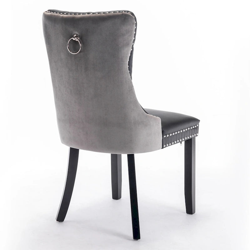 Chaise de salle à manger contemporaine haut de gamme, capitonnée et rembourrée, ornée de clous décoratifs.