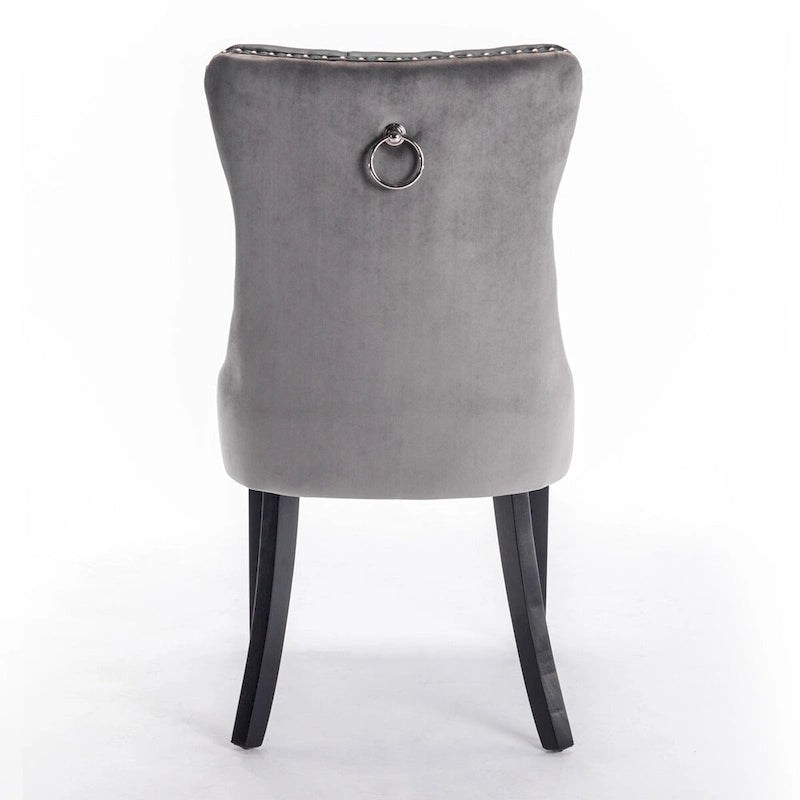 Chaise de salle à manger contemporaine haut de gamme, capitonnée et rembourrée, ornée de clous décoratifs.