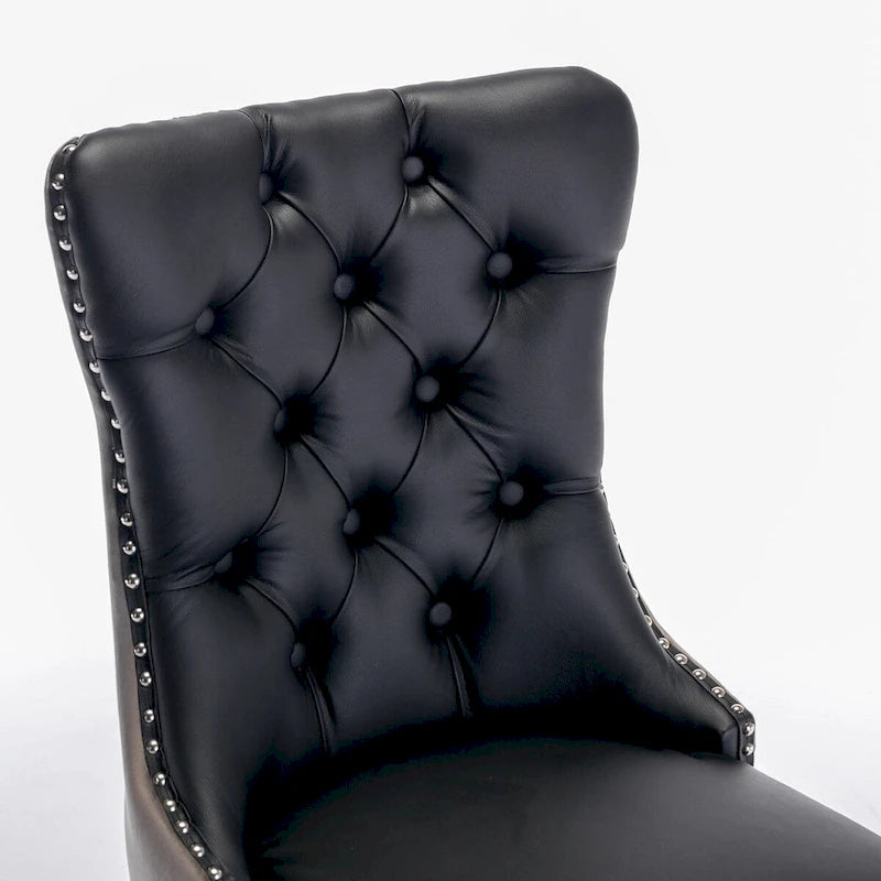 Chaise de salle à manger contemporaine haut de gamme, capitonnée et rembourrée, ornée de clous décoratifs.