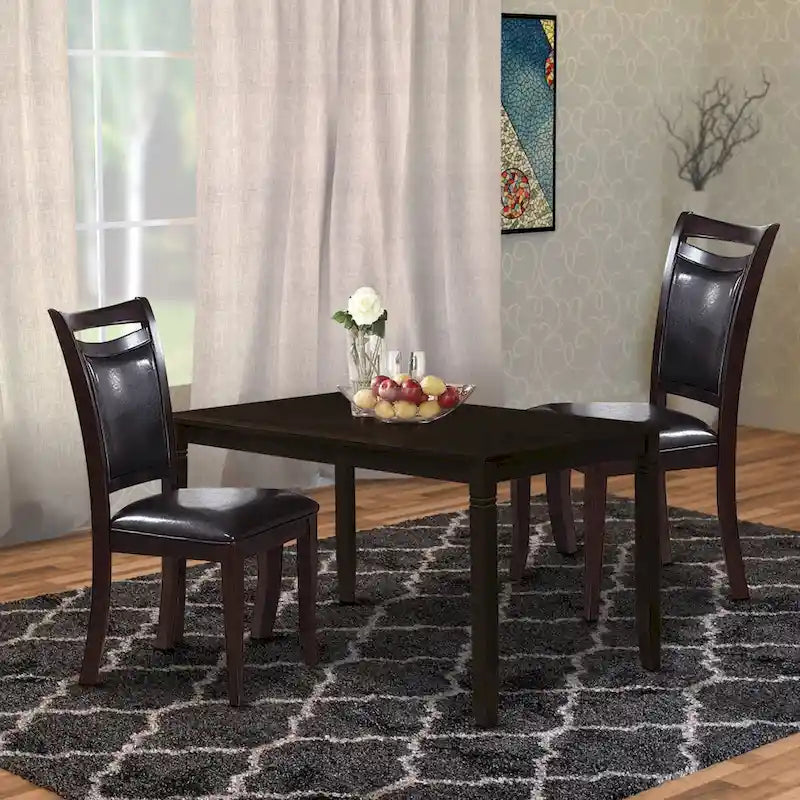 Ensemble de deux chaises de salle à manger en bois de style rétro, couleur marron foncé.