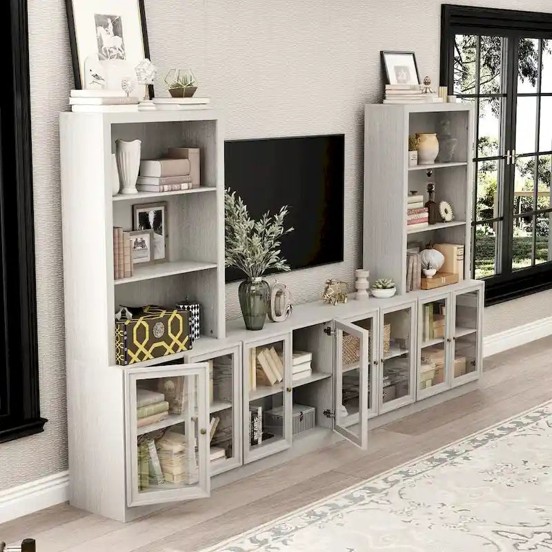 Meuble multimédia à domicile au design élégant, avec de nombreuses étagères et des accents de verre.