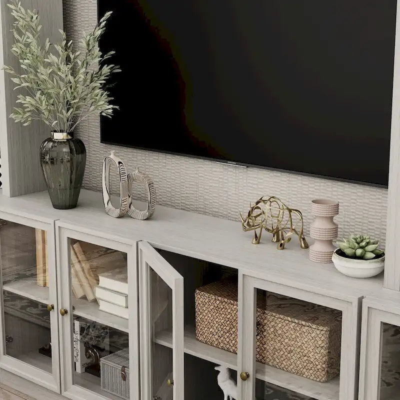Meuble multimédia à domicile au design élégant, avec de nombreuses étagères et des accents de verre.