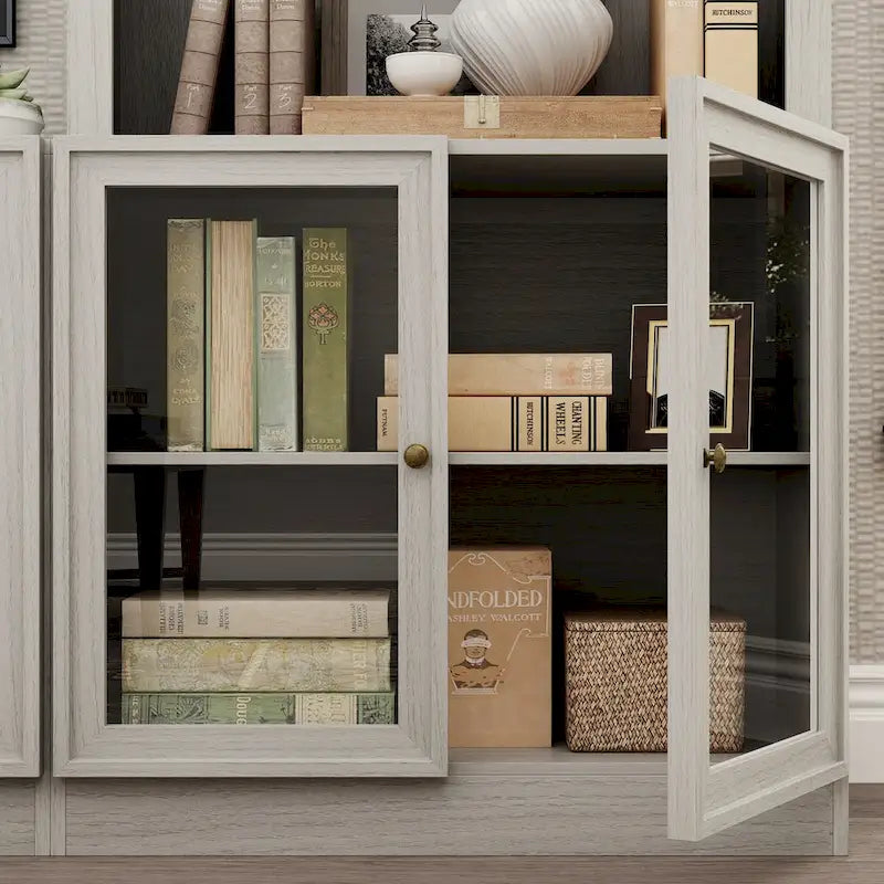 Meuble multimédia à domicile au design élégant, avec de nombreuses étagères et des accents de verre.