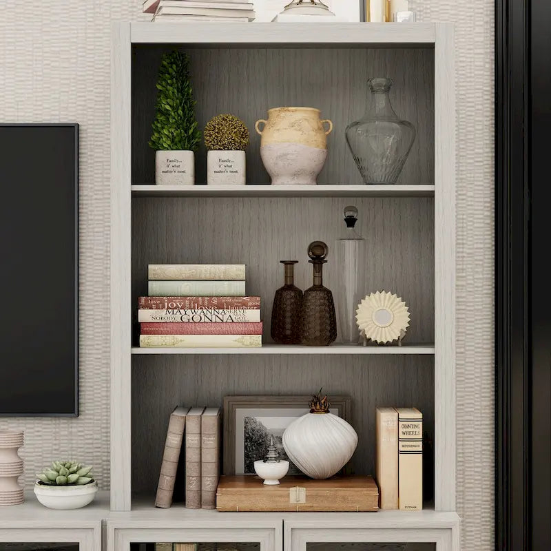 Meuble multimédia à domicile au design élégant, avec de nombreuses étagères et des accents de verre.