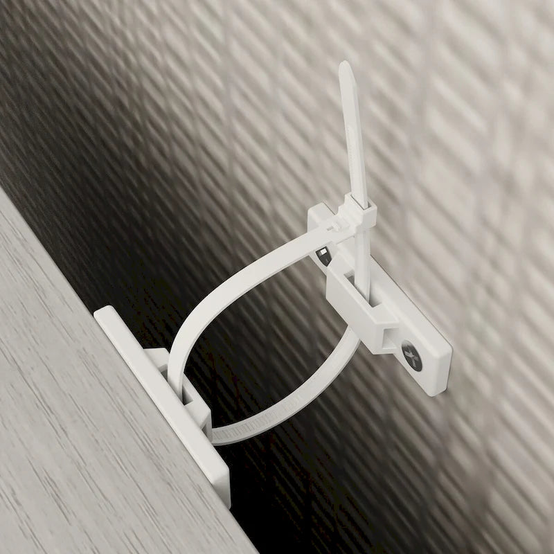Meuble multimédia à domicile au design élégant, avec de nombreuses étagères et des accents de verre.