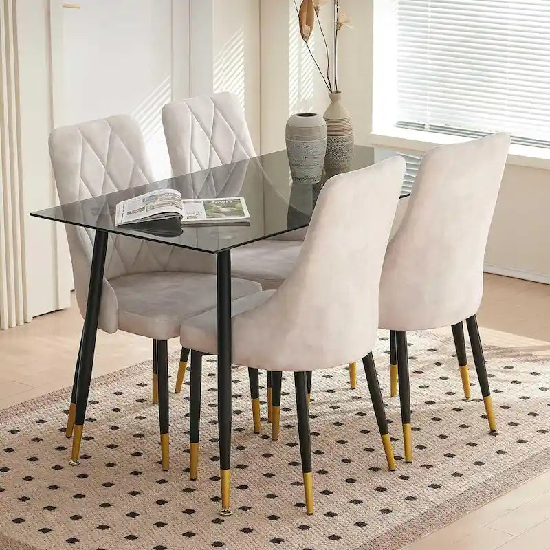 Ensemble table et chaises en verre gris Howtai avec 4 chaises en velours pour cuisine et salle à manger.