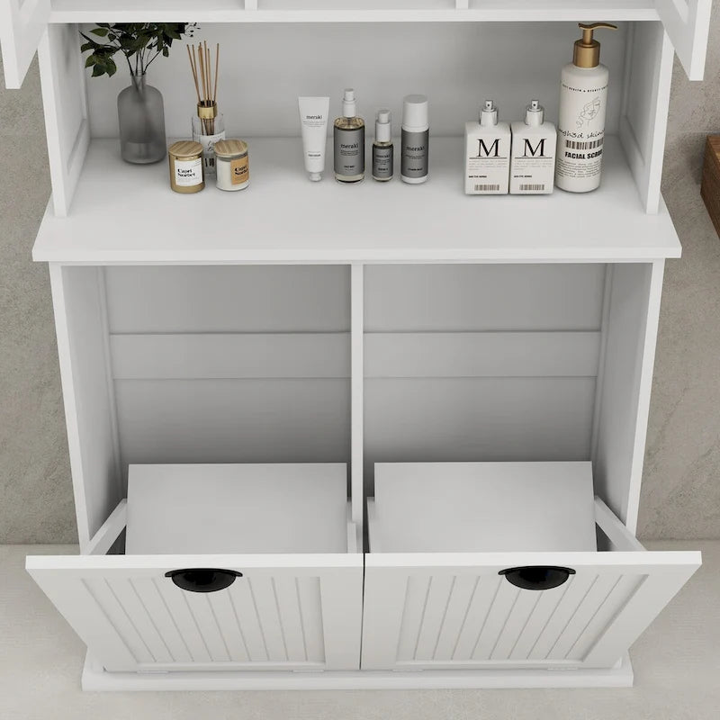 Armoire de rangement blanche de 152 cm de haut, avec panier à linge sale inclinable à deux compartiments et 2 étagères réglables.