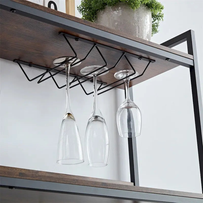 Buffet à 3 niveaux avec bande LED, porte-verres et prise électrique.
