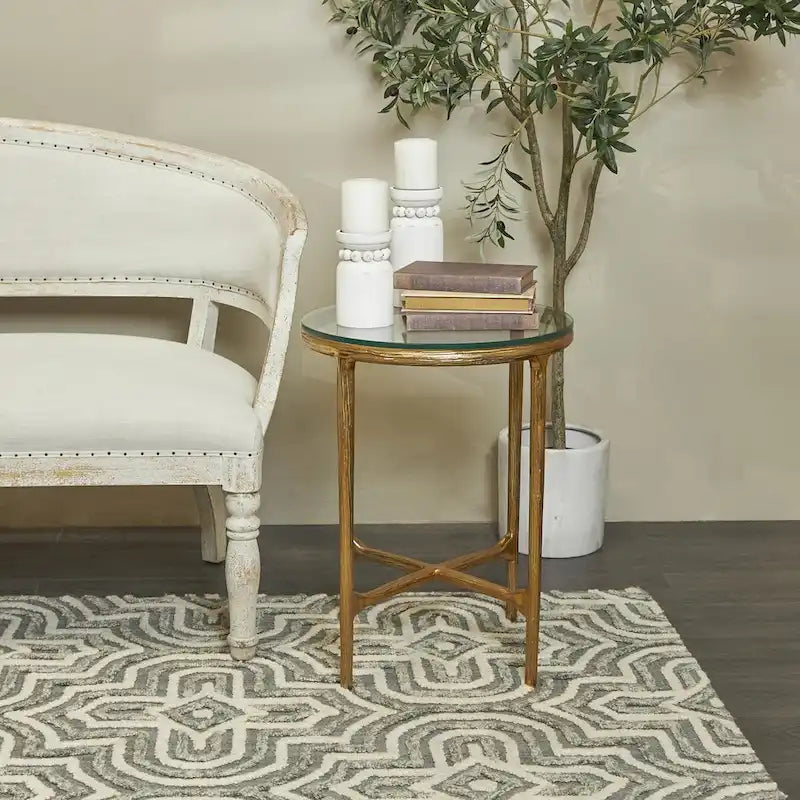 Table d'appoint en aluminium texturé avec plateau en verre - Or ou argent - Roche River Decor