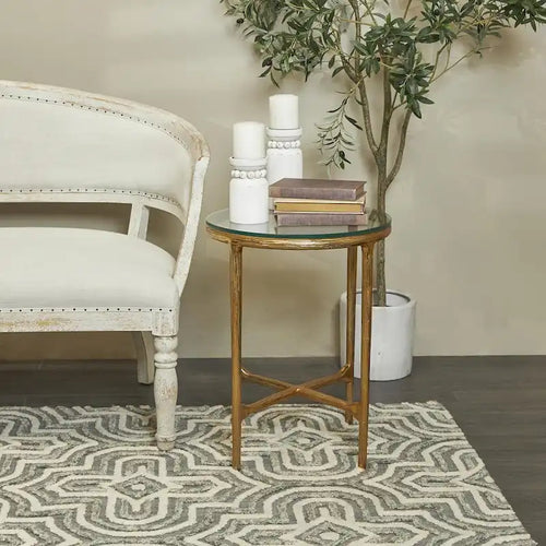 Table d'appoint en aluminium texturé avec plateau en verre - Or ou argent - Roche River Decor