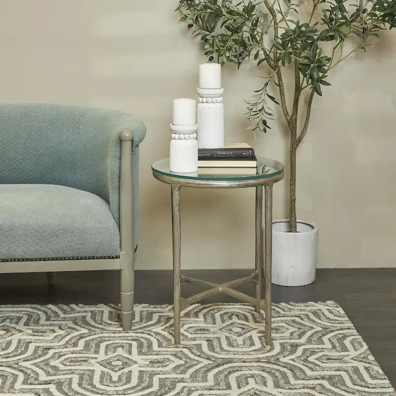 Table d'appoint en aluminium texturé avec plateau en verre - Or ou argent - Roche River Decor